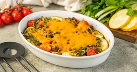 Запеканка из цукини с чеддером и соусом чимичурри