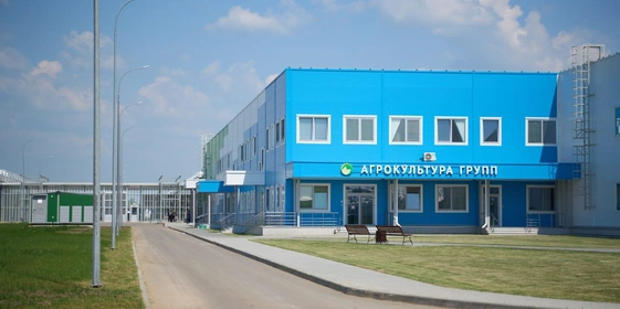 Тепличный комплекс расположен в Каширском районе, всего в 130 километрах от Москвы. Путь от грядки до прилавка может занять всего три часа 