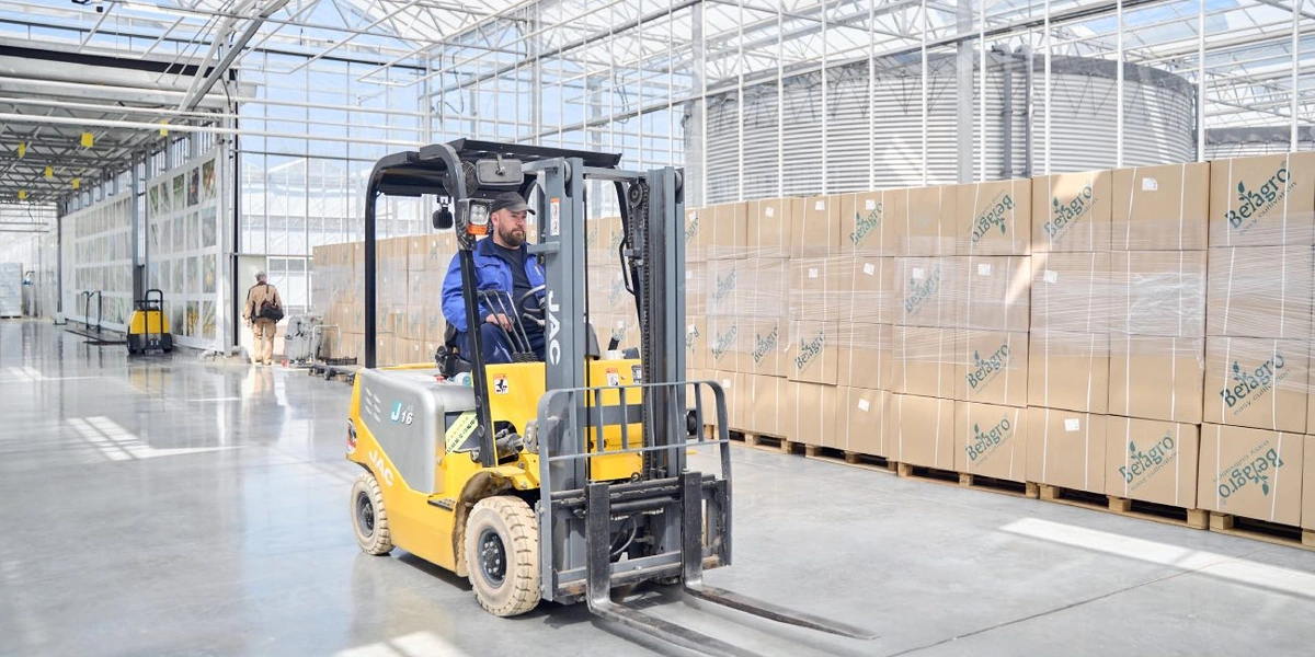 Разнообразие транспорта в теплицах поражает воображение, но иначе не преодолеть большие расстояния 