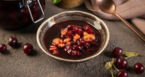 Варенье из вишни с грецкими орехами