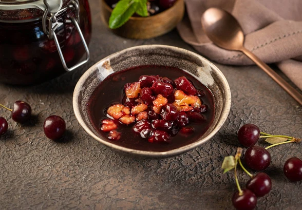 Варенье из вишни с грецкими орехами
