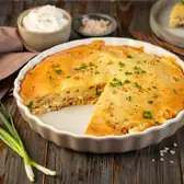 Пирог заливной с&nbsp;луком, яйцами и&nbsp;рыбой на&nbsp;сметане