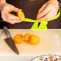 Абрикосы разделите на половинки, удалите косточки
