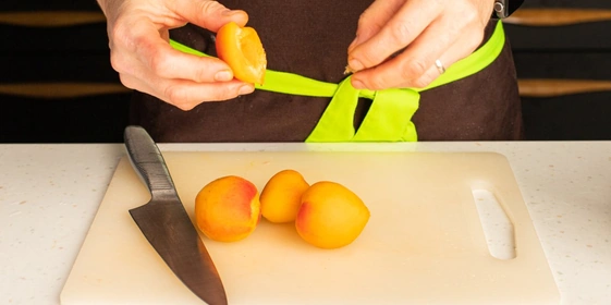 Абрикосы разделите на&nbsp;половинки, удалите косточки