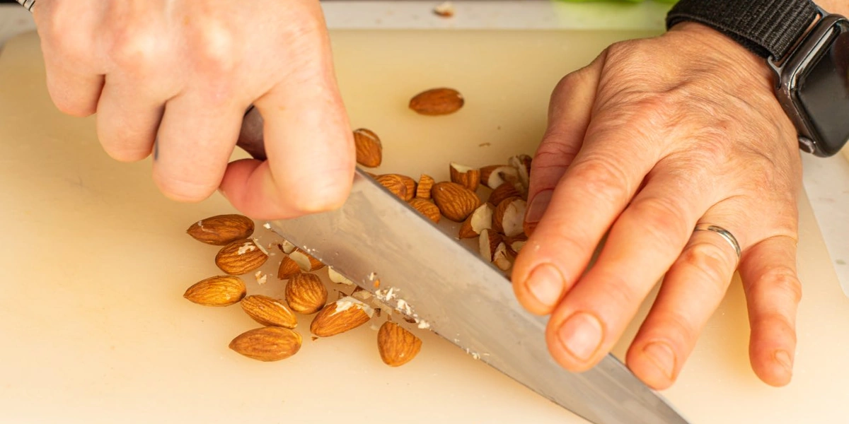 Миндаль крупно порубите