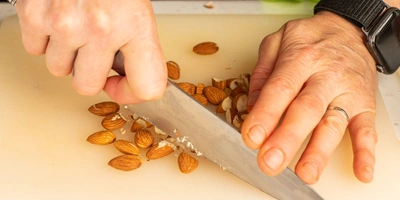 Миндаль крупно порубите