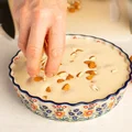 Залейте тестом и посыпьте миндалём. Выпекайте при 180 °C в течение 25 минут, затем убавьте жар до 160 °C и выпекайте ещё 20 минут