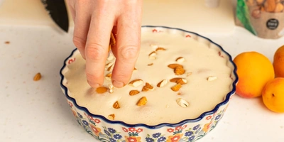 Залейте тестом и&nbsp;посыпьте миндалём. Выпекайте при&nbsp;180 °C в&nbsp;течение 25 минут, затем убавьте жар до&nbsp;160 °C и&nbsp;выпекайте ещё 20 минут