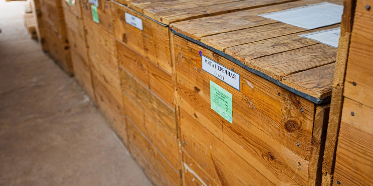 Чтобы не происходило смешения запахов, мешки с ароматными травами дополнительно помещают в такие деревянные короба