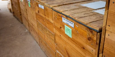 Чтобы не происходило смешения запахов, мешки с ароматными травами дополнительно помещают в такие деревянные короба