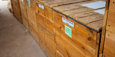 Чтобы не происходило смешения запахов, мешки с ароматными травами дополнительно помещают в такие деревянные короба