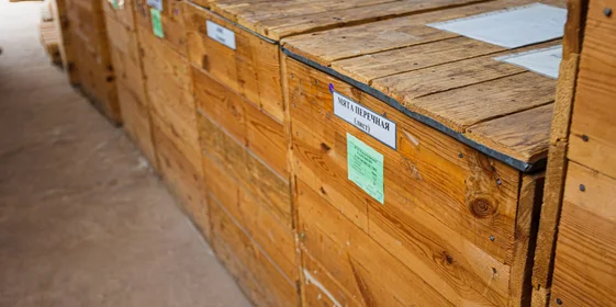 Чтобы не происходило смешения запахов, мешки с ароматными травами дополнительно помещают в такие деревянные короба