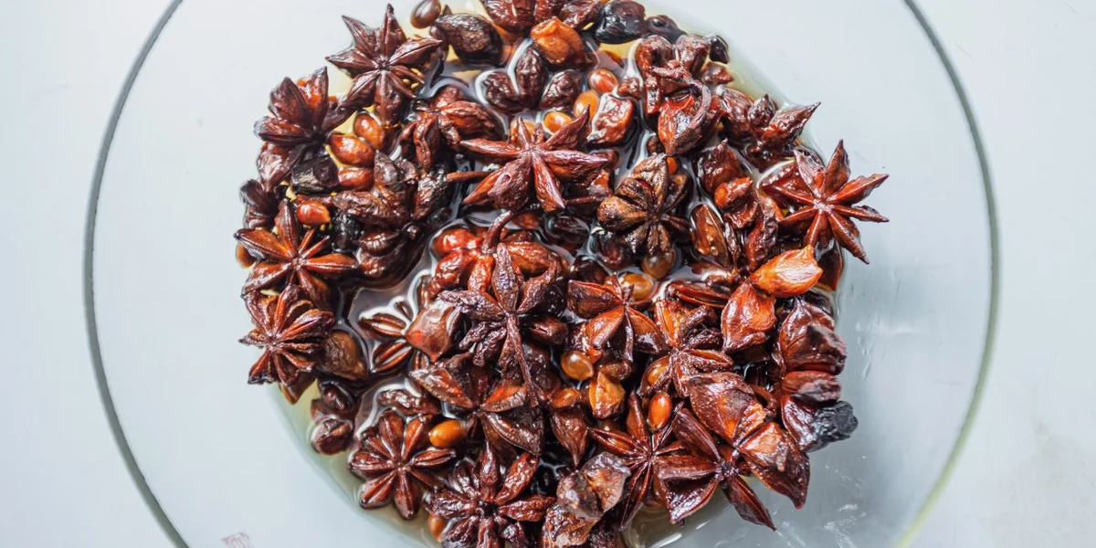 Так во время экстракции выглядит бадьян, который используют при приготовлении напитка «Тархун»