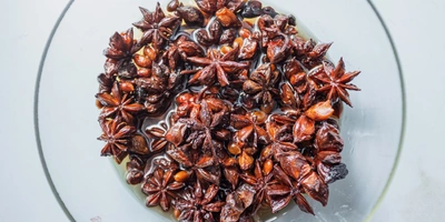 Так во время экстракции выглядит бадьян, который используют при приготовлении напитка «Тархун»