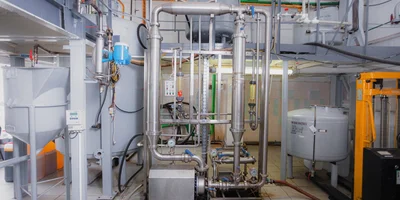 В отделении экстракции из растительного сырья извлекают необходимые вещества. Полученный экстракт откачивается из чана и фильтруется на микрофильтрационной установке «Водопад»