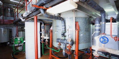 В сироповарочном цехе в больших котлах происходит варка смеси всех ингредиентов — экстрактов, настоев, воды и сахара. Полученный купажный сироп охлаждают, фильтруют и передают на линию розлива