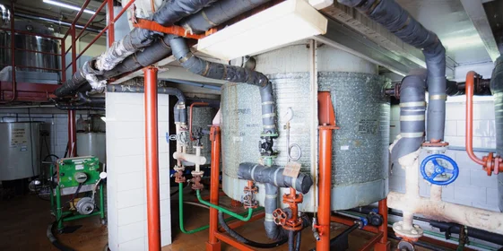 В сироповарочном цехе в больших котлах происходит варка смеси всех ингредиентов — экстрактов, настоев, воды и сахара. Полученный купажный сироп охлаждают, фильтруют и передают на линию розлива