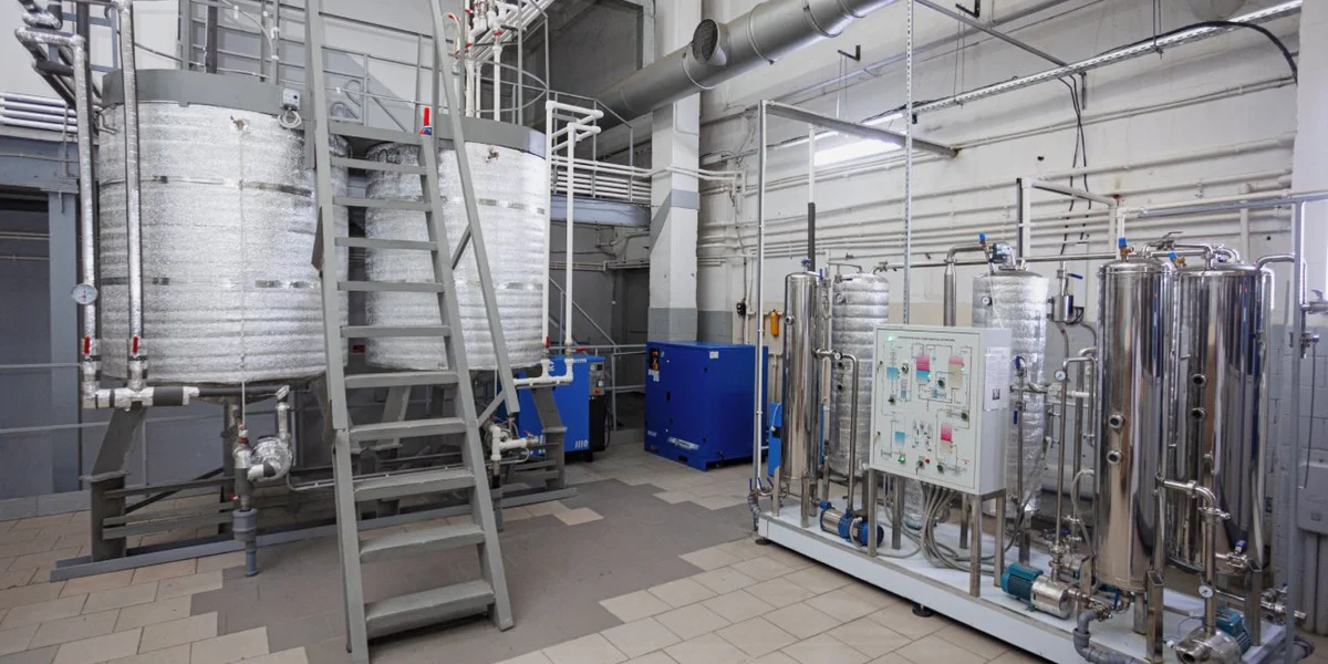 Вода на производство поступает через собственные артезианские скважины. Она проходит процедуру дополнительной очистки, после чего подаётся на газацию, а затем на розлив