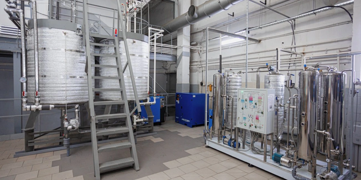 Вода на производство поступает через собственные артезианские скважины. Она проходит процедуру дополнительной очистки, после чего подаётся на газацию, а затем на розлив