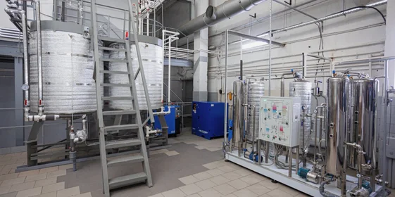 Вода на производство поступает через собственные артезианские скважины. Она проходит процедуру дополнительной очистки, после чего подаётся на газацию, а затем на розлив