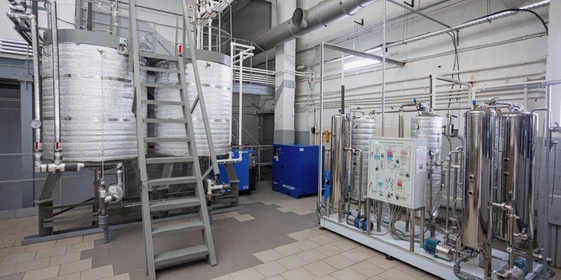 Вода на производство поступает через собственные артезианские скважины. Она проходит процедуру дополнительной очистки, после чего подаётся на газацию, а затем на розлив