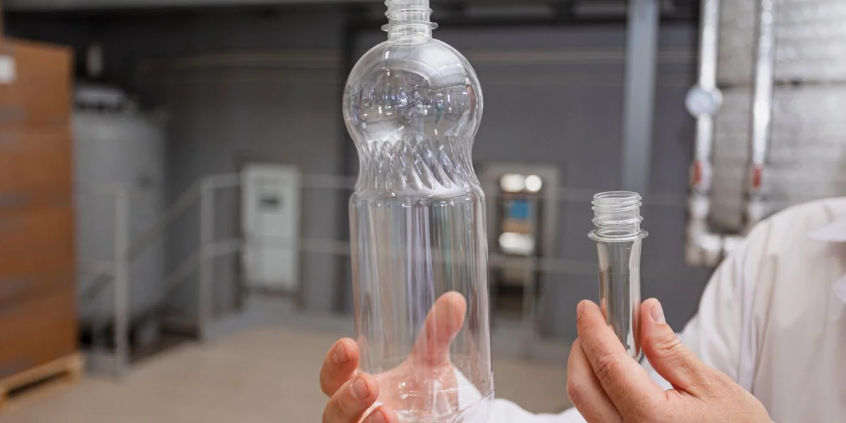  Из такой маленькой преформы (справа) выдувается бутылка объёмом 1 литр (слева) 