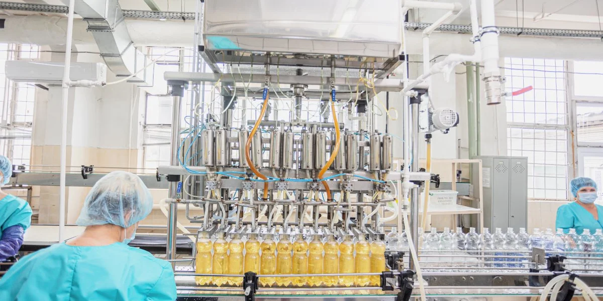 На автомате розлива смешиваются купажный сироп и газированная вода