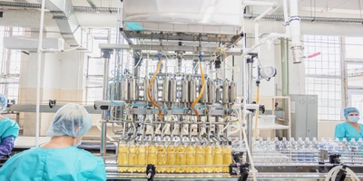 На автомате розлива смешиваются купажный сироп и газированная вода