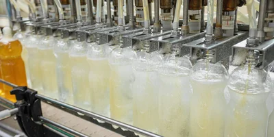 В бутылки до определённого уровня наливается вода