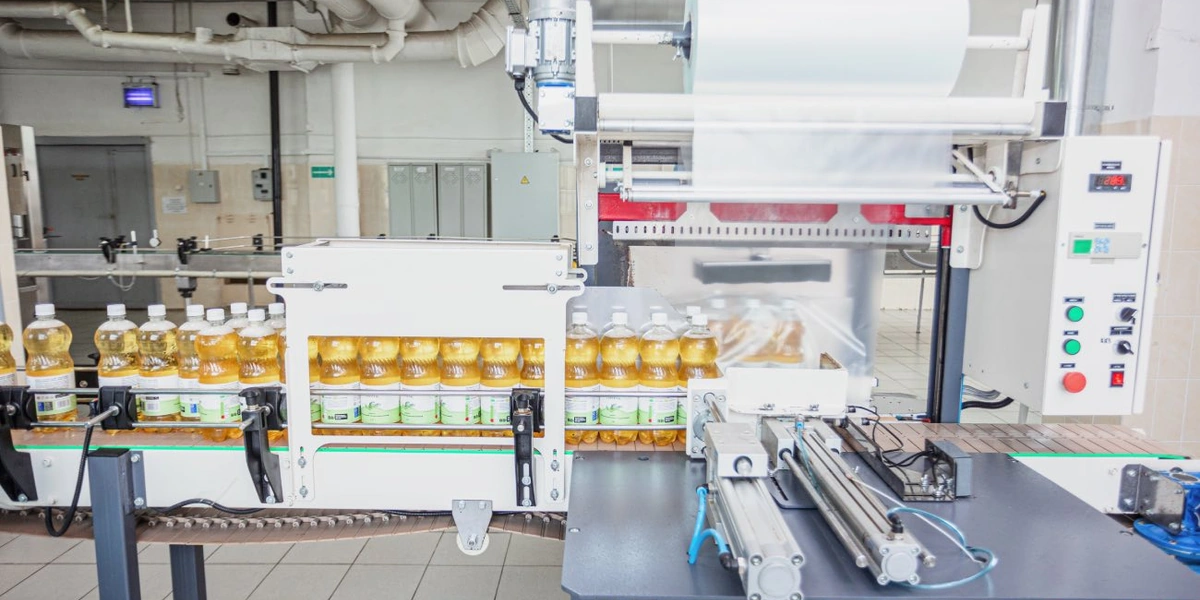 ВкусВилл намеренно отказался от зелёной бутылки и разливает «Тархун» в прозрачную тару, чтобы подчеркнуть натуральность напитка