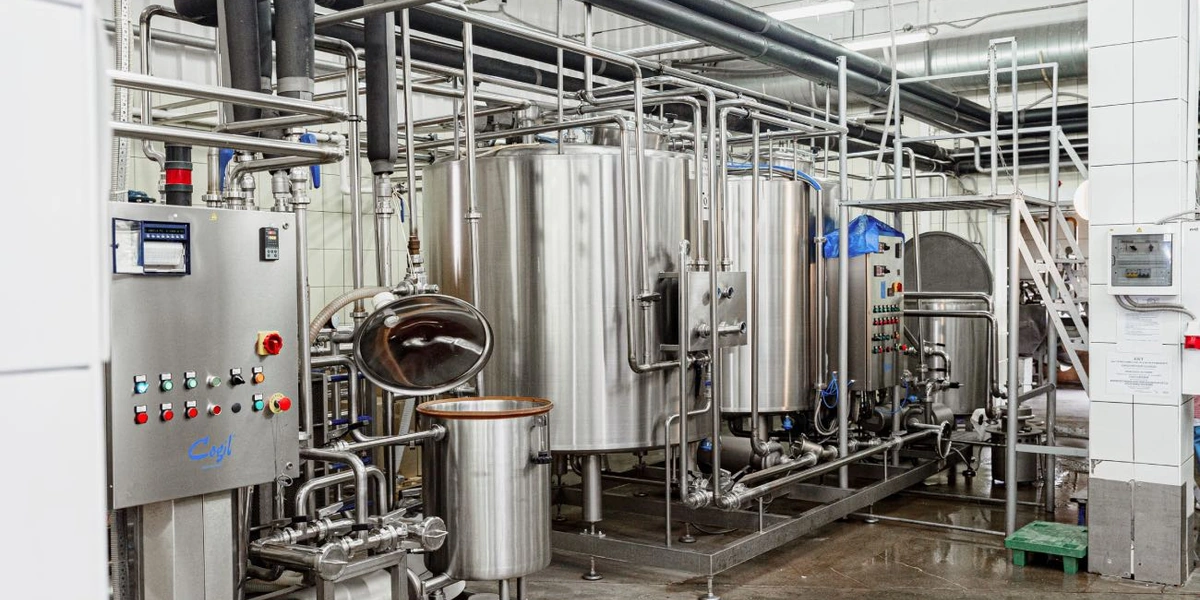 Смесь для&nbsp;фруктового льда варится в&nbsp;танках, куда добавляются фруктово-ягодные соки, пюре и&nbsp;другие ингредиенты. Масса охлаждается и&nbsp;отправляется в&nbsp;резервуар для&nbsp;созревания. Все процессы происходят в&nbsp;закрытом потоке