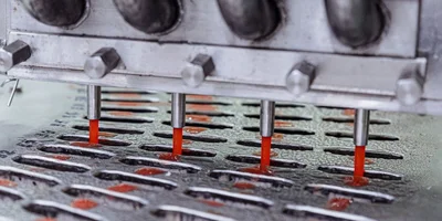 Смесь проходит по трубам и с помощью насоса подаётся на дозатор, который выдаёт нужное количество смеси в формочки