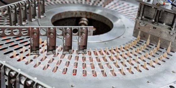 Чтобы продукт охладился, должно пройти время. Поэтому барабан, внутри которого поддерживается температура -36 градусов, движется медленно