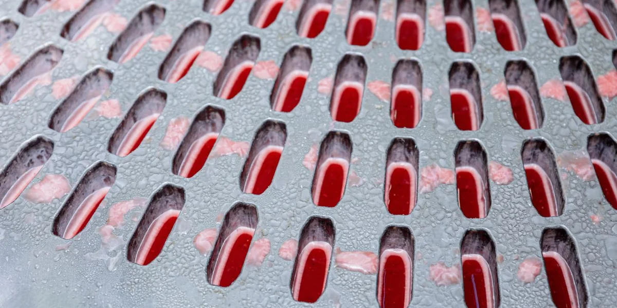 В формочки наливается смесь, её подмораживают, затем внутрь помещают жидкий центр, снова подмораживают, вкладывают берёзовую палочку, подмораживают