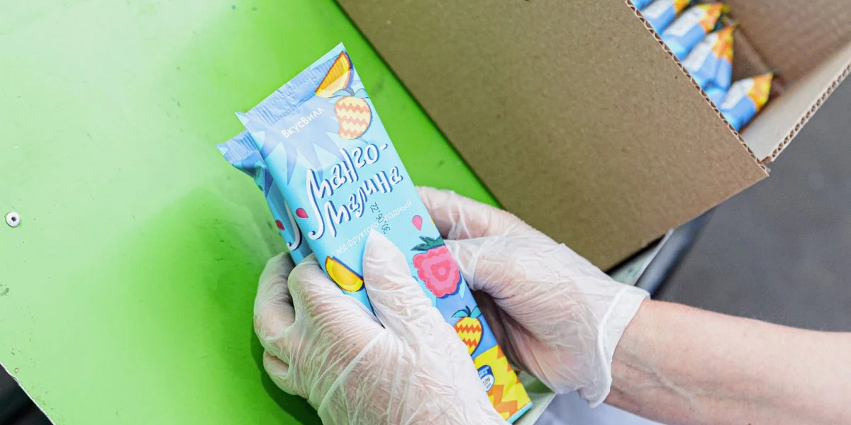 Упакованный десерт укладывается в коробки и передаётся в холодильную камеру до отгрузки в магазины