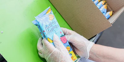 Упакованный десерт укладывается в коробки и передаётся в холодильную камеру до отгрузки в магазины