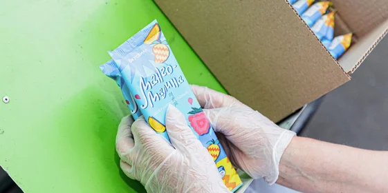 Упакованный десерт укладывается в коробки и передаётся в холодильную камеру до отгрузки в магазины