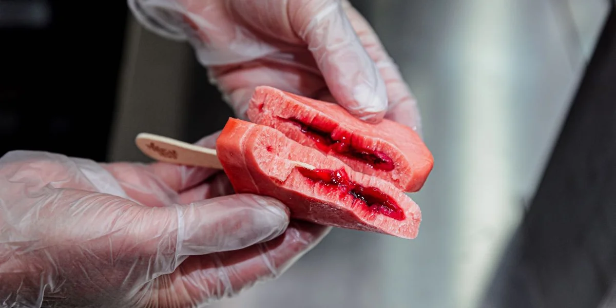 Фруктово-ягодный лёд «Манго-малина». Внутри десерта «спрятана» жидкая начинка из ароматной малины