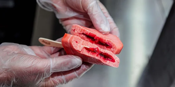 Фруктово-ягодный лёд «Манго-малина». Внутри десерта «спрятана» жидкая начинка из ароматной малины