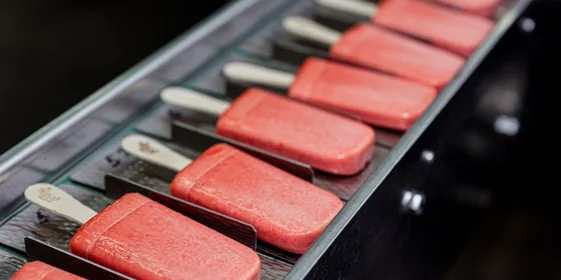 В час на производстве выпускают порядка 1700 штук натурального фруктового льда