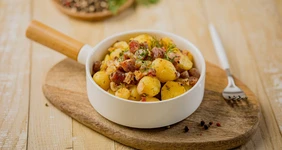Жарёха с картошкой и колбасками