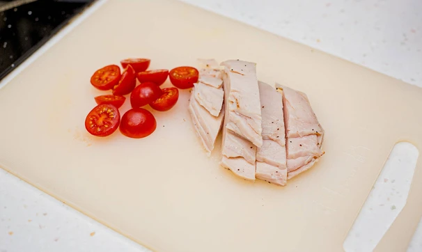 Быстрый салат Цезарь с курицей, шаг 1/2
