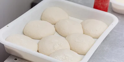 Тесто для римской пиццы — это тесто с длительным брожением. Оно замешивается на пшеничной муке с добавлением оливкового масла