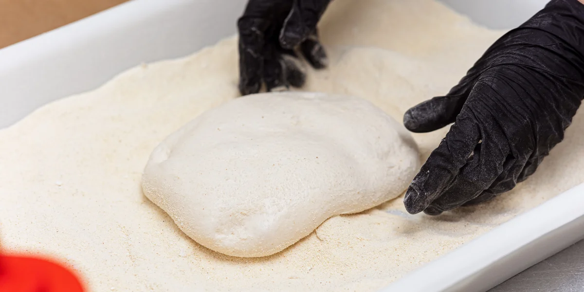 Тесто не раскатывают, а растягивают руками, придавая ему прямоугольную форму. Никакие скалки или автоматические тестораскатки не применяются — в ход идут только руки