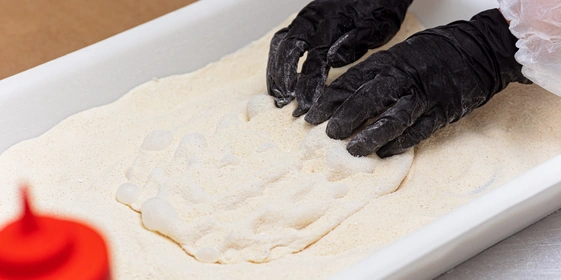 На заготовке подушечками пальцев делают углубления