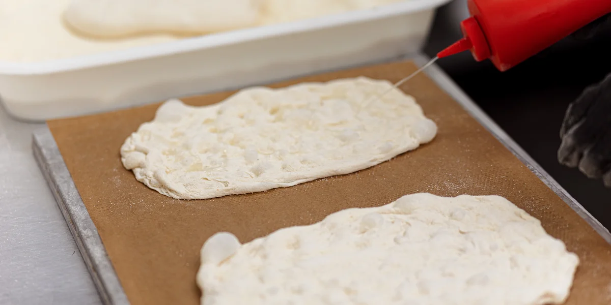 Для более яркого вкуса и сочности его сбрызгивают оливковым маслом…