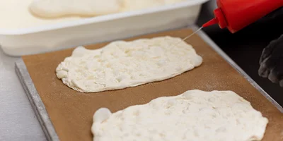 Для более яркого вкуса и сочности его сбрызгивают оливковым маслом…