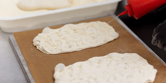 Для более яркого вкуса и сочности его сбрызгивают оливковым маслом…