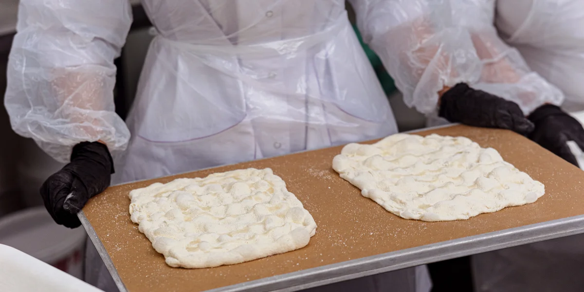 …и запекают как основу для пиццы — без добавления соусов и начинок