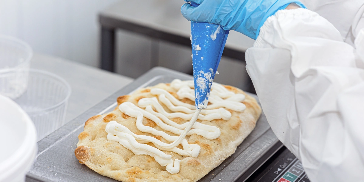 …добавляют соус…